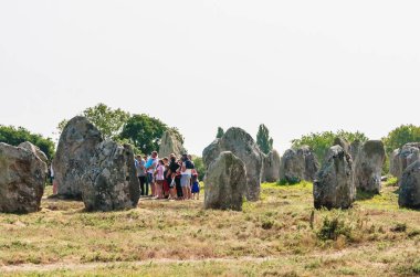 Carnac, Fransa-27 Ağustos 2018: Carnac, Brittany, Fransa 'da ayakta taşlar hizalama, Menhirs, güzel görünümü. Megalithic dönüm noktası