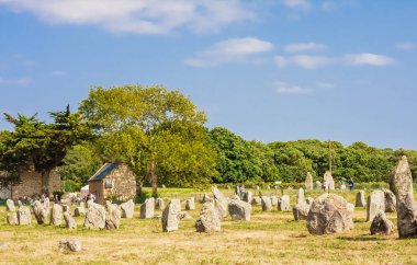 Carnac, Fransa-27 Ağustos 2018: Carnac, Brittany, Fransa 'da ayakta taşlar hizalama, Menhirs, güzel görünümü. Megalithic dönüm noktası