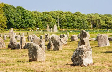 Carnac, Brittany, Fransa ayakta taşlar hizalama, Menhirs, güzel görünümü. Megalithic dönüm noktası