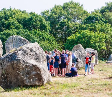 Carnac, Fransa-27 Ağustos 2018: Carnac, Brittany, Fransa 'da ayakta taşlar hizalama, Menhirs, güzel görünümü. Megalithic dönüm noktası