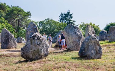 Carnac, Fransa-27 Ağustos 2018: Carnac, Brittany, Fransa 'da ayakta taşlar hizalama, Menhirs, güzel görünümü. Megalithic dönüm noktası