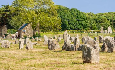 Carnac, Fransa-27 Ağustos 2018: Carnac, Brittany, Fransa 'da ayakta taşlar hizalama, Menhirs, güzel görünümü. Megalithic dönüm noktası