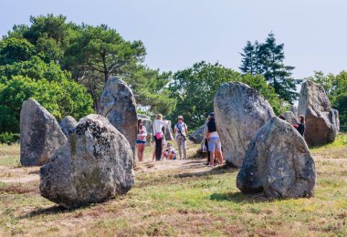 Carnac, Fransa-27 Ağustos 2018: Carnac, Brittany, Fransa 'da ayakta taşlar hizalama, Menhirs, güzel görünümü. Megalithic dönüm noktası