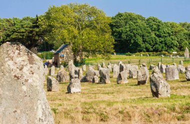 Carnac, Fransa-27 Ağustos 2018: Carnac, Brittany, Fransa 'da ayakta taşlar hizalama, Menhirs, güzel görünümü. Megalithic dönüm noktası