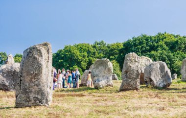 Carnac, Fransa-27 Ağustos 2018: Carnac, Brittany, Fransa 'da ayakta taşlar hizalama, Menhirs, güzel görünümü. Megalithic dönüm noktası