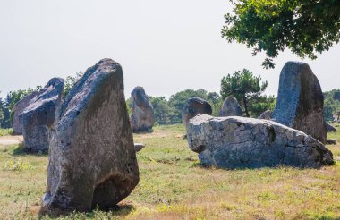 Carnac, Brittany, Fransa ayakta taşlar hizalama, Menhirs, güzel görünümü. Megalithic dönüm noktası
