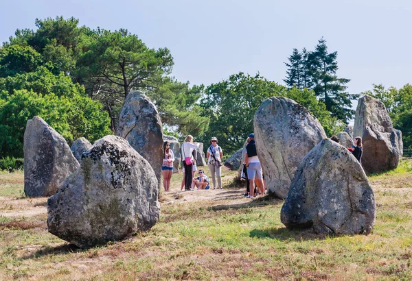Carnac, Fransa-27 Ağustos 2018: Carnac, Brittany, Fransa 'da ayakta taşlar hizalama, Menhirs, güzel görünümü. Megalithic dönüm noktası