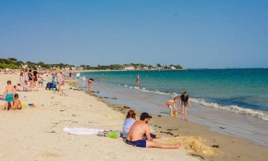 Carnac, Fransa-27 Ağustos 2018: Carnac, Fransa yakınındaki plaj manzarası 