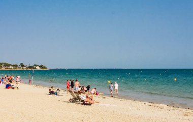 Carnac, Fransa-27 Ağustos 2018: Carnac, Fransa yakınındaki plaj manzarası 