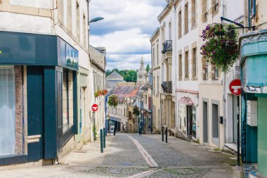  Quimperle (Kemperle), Finistere, Brittany, Fransa'da Laita nehri oluşturmak için birleştirmek iki nehir, Isole ve Elle nehirleri etrafında inşa edilmiş tarihi bir kasaba görünümü