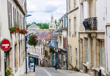  Quimperle (Kemperle), Finistere, Brittany, Fransa'da Laita nehri oluşturmak için birleştirmek iki nehir, Isole ve Elle nehirleri etrafında inşa edilmiş tarihi bir kasaba görünümü