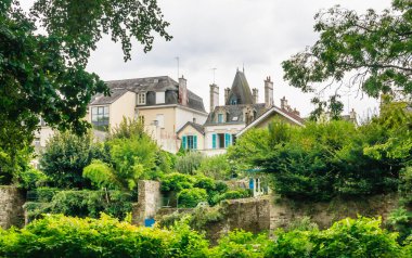 Quimperle (Kemperle), Finistere, Brittany, Fransa'da Laita nehri oluşturmak için birleştirmek iki nehir, Isole ve Elle nehirleri etrafında inşa edilmiş tarihi bir kasaba görünümü