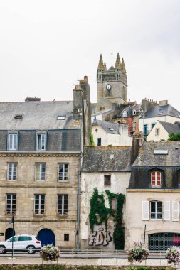 Quimperle'deki Quai Brizeux'un üstündeki Notre-Dame de l'Assumption. Finistere, Brittany, Fransa