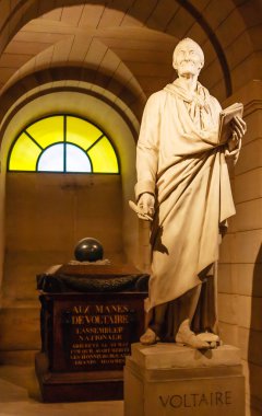 Paris'te Pantheon mahzeninde Voltaire mezarı ve heykeli