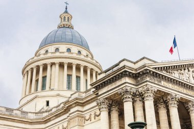 Pantheon Paris kentinde, Pantheon mimar Soufflot tarafından inşa edildi ve diğerleri arasında Victor Hugo, Emile Zola ve Voltaire mezara gömülüdür. Fransa.