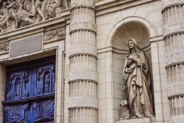Saint-Etienne-du-Mont, Montagne Sainte-Genevieve, Paris, Fransa, Avrupa kilisesinin ana portalının yanındaki heykel