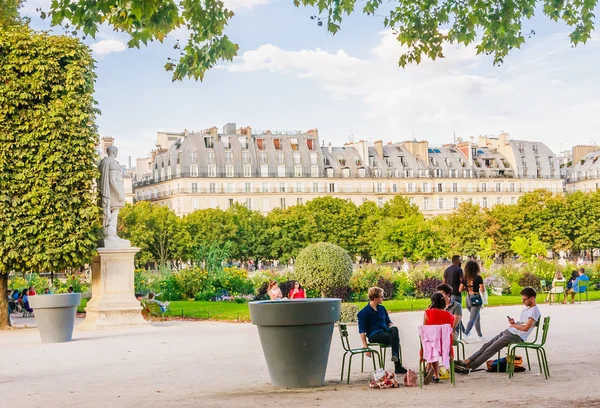 Místní Turisté Užívají Slunné Dny Slavné Zahradě Tuilerie Jardin Des — Stock fotografie