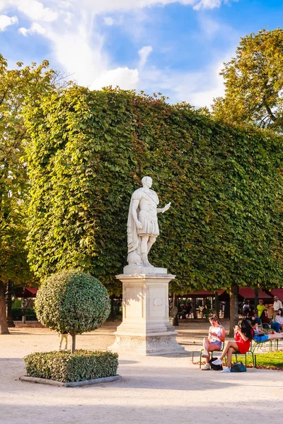 当地和游客享受阳光明媚的日子在著名的杜伊勒里花园 杜伊勒里花园是位于卢浮宫博物馆和协和广场之间的公共花园 — 图库照片