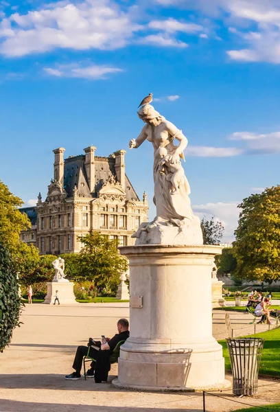 ジャルダン チュイルリーのアンティーク像 フランス チュイルリー ガーデン ジャルダン チュイルリー 1564 ルーヴル美術館とコンコルド広場の間にある公共庭園です — ストック写真