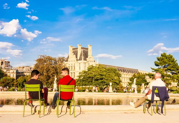 Lokale Toeristische Genieten Van Zonnige Dagen Beroemde Tuilerieën Jardin Des — Stockfoto