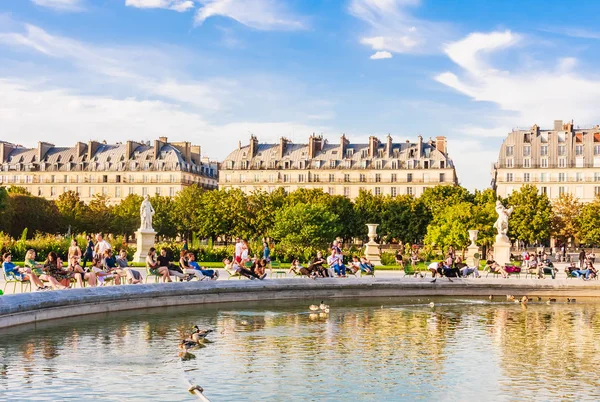 当地和游客享受阳光明媚的日子在著名的杜伊勒里花园 杜伊勒里花园是位于卢浮宫博物馆和协和广场之间的公共花园 — 图库照片