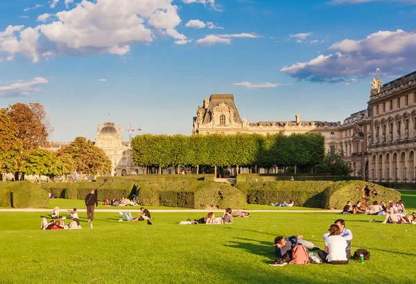 Yerel Turistik Ünlü Tuileries Bahçede Güneşli Günlerin Keyfini Çıkarın Jardin — Stok fotoğraf