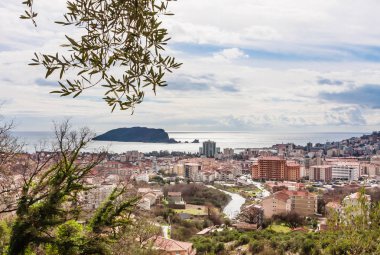 Budva şehir görünümüne ve Karadağ'daki Sveti Nikola Adası