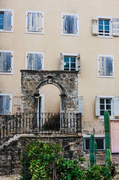 La facciata di un vecchio edificio ordinario con una porta e finestre i — Foto Stock