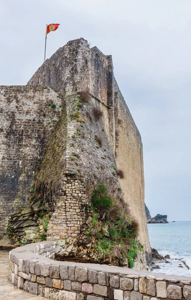 Paredes da Cidade Velha de Budva e costa do Mar Adriático — Fotografia de Stock