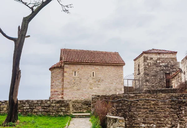 Casas no bairro histórico de Budva, Montenegro — Fotografia de Stock