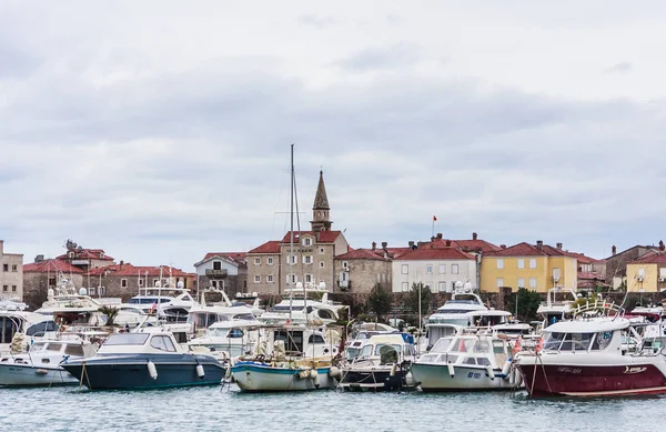 Budva-Luty 22, 2018.Yachts na wybrzeżu w sezonie zimowym. Marina w mieście Budva, Monteneg — Zdjęcie stockowe