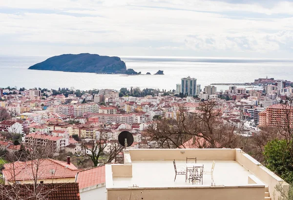 Budva şehir görünümüne ve Karadağ'daki Sveti Nikola Adası
