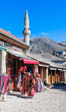 Mostar, Bosna Hersek - 24 Şubat 2018: Mostar eski şehir mağazaları ve tarihi mimarisi ile sokak. 