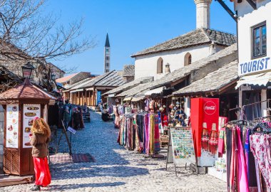 Mostar, Bosna Hersek - 24 Şubat 2018: Mostar eski şehir mağazaları ve tarihi mimarisi ile sokak.