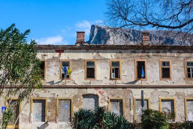 Mostar binada savaş yüzünden zarar görmüş ve hala değil yenilenmiş. 