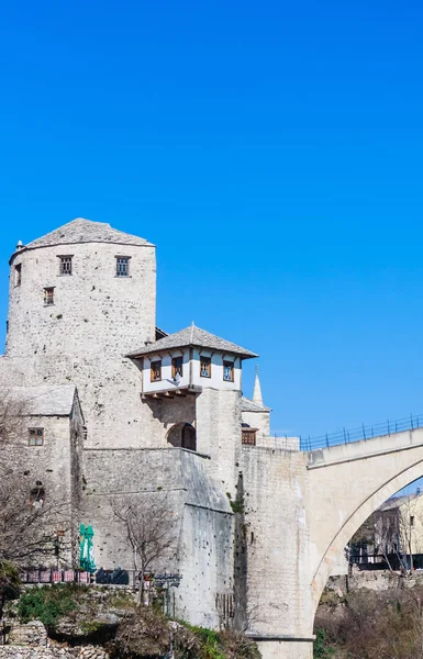 Bela vista sobre a cidade de Mostar com ponte velha e edifício antigo — Fotografia de Stock