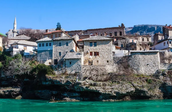 Stad Mostar op de rivier de Neretva, Bosnië-Herzegovina — Stockfoto