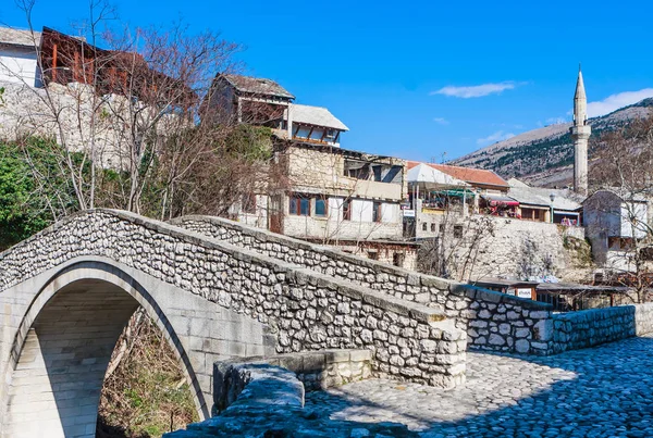 Gyönyörű kilátás a Mostar város régi híd és az ősi buildiings a Neretva folyó — Stock Fotó