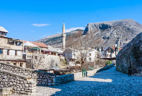 A Neretva folyó, a Bosznia-hercegovinai Mostar város — Stock Fotó