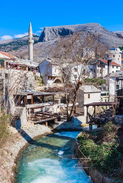 Apartmány v centru Mostaru na řeky Neretvy, Bosnu a Hercegovinu — Stock fotografie