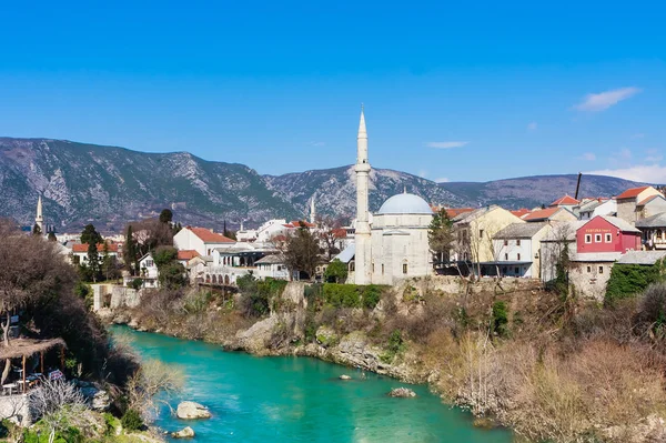 Mostar, Bosnien och Hercegovina - 24 februari, 2018:City av Mostar på floden Neretva, Bosnien-Hercegovina — Stockfoto