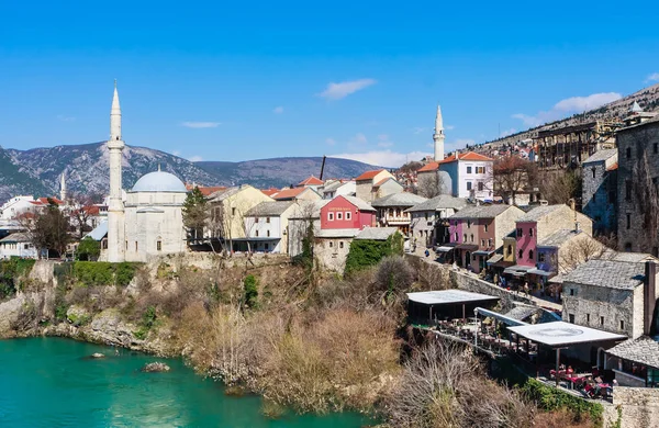 Mostar, Bosnie-Herzégovine - 24 février 2018 : Ville de Mostar sur la rivière Neretva, Bosnie-Herzégovine — Photo