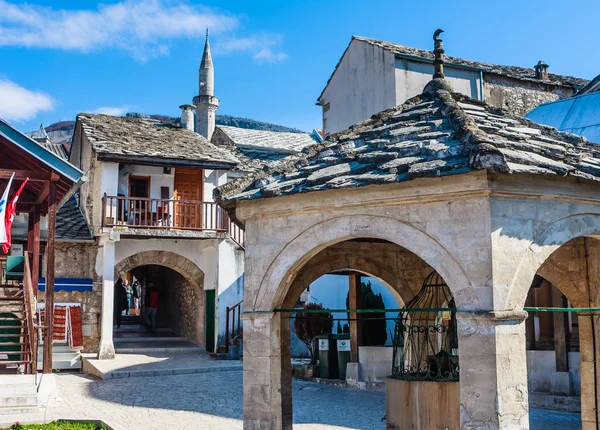 Mostar, Bósnia e Herzegovina - 24 de fevereiro de 2018: Mostar casa tradicional na cidade velha, Bósnia e Herzegovina — Fotografia de Stock