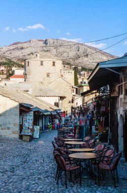 Mostar, Bosna Hersek - 24 Şubat 2018: Mostar eski şehir mağazaları ve tarihi mimarisi ile sokak. Bo