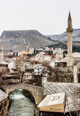 Mostar, Bosna Hersek - 24 Şubat 2018: Mostar şehir eski köprünün ve eski binalar ile güzel görünüm