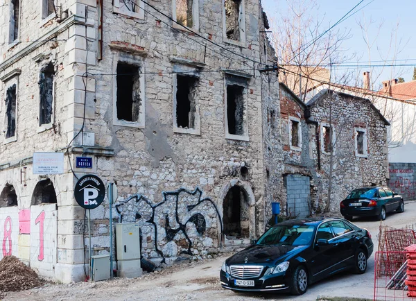 Mostar, Bosnië en Herzegovina - februari 24, 2018: verlaten gebouw, detroyed tijdens de Bosnische oorlog op Bulevar Street — Stockfoto