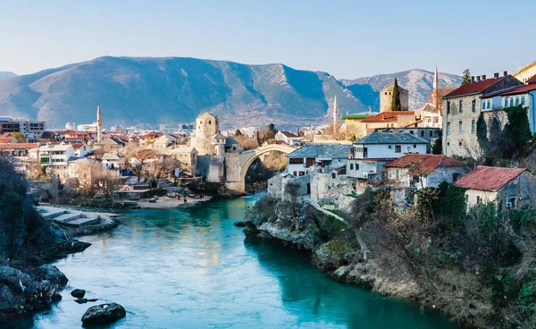 Mostar, Bosnie-Herzégovine - 24 février 2018 : Belle vue sur la ville de Mostar avec un vieux pont et des bâtiments anciens — Photo