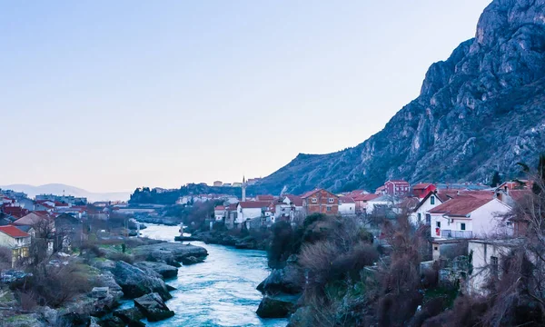 Stad Mostar op de rivier de Neretva, Bosnië-Herzegovina — Stockfoto