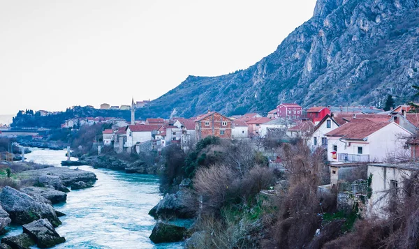 Mostar, Bósnia e Herzegovina - 24 de fevereiro de 2018: Cidade de Mostar, no rio Neretva, Bósnia e Herzegovina — Fotografia de Stock