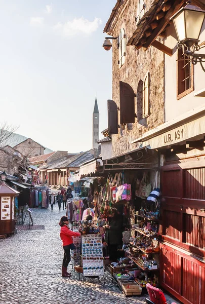 Mostar, Bosna Hersek - 24 Şubat 2018: Mostar eski şehir mağazaları ve tarihi mimarisi ile sokak. Bo